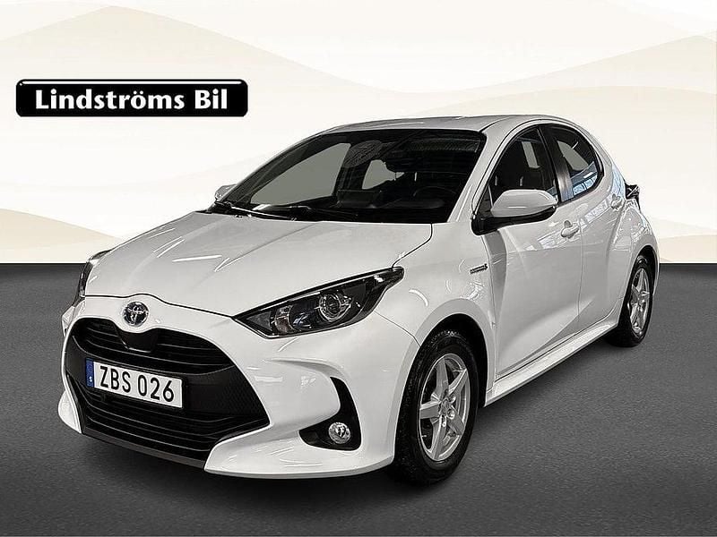 Vit Begagnad 2020 Toyota Yaris Hybrid Active Halvkombi | 204 500 kr (Marknadspris) - Bild 1/3