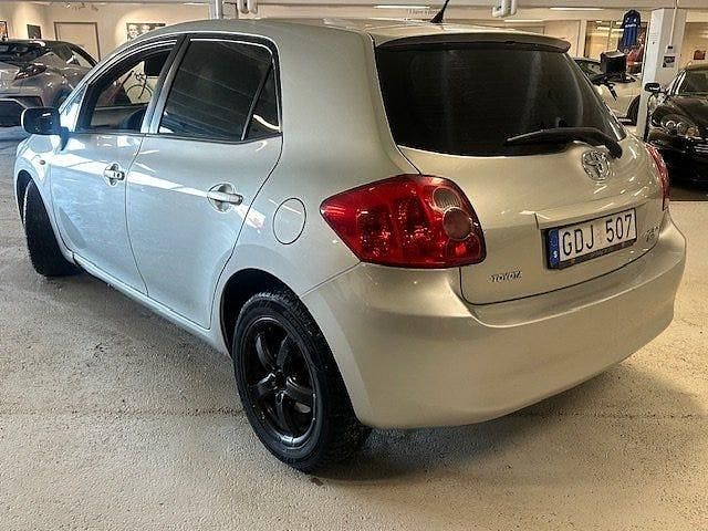 Begagnad Toyota Auris 126 HK (92 kW) 2007 Silver Halvkombi
