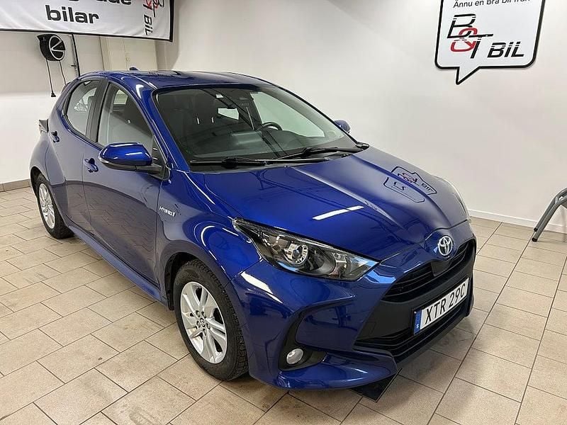 Mörkblå Begagnad 2020 Toyota Yaris Hybrid Active Halvkombi | 189 900 kr (Marknadspris) - Bild 1/4