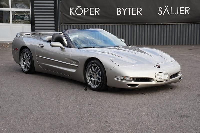 Light pewter metallic Begagnad 1999 Chevrolet Corvette Cab | 199 000 kr - Bild 1/4