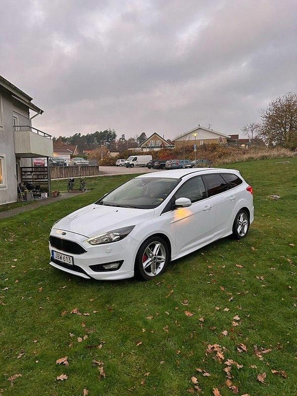 Vit Begagnad 2016 Ford Focus Titanium Kombi | 104 995 kr (Lite dyr) - Bild 1/4