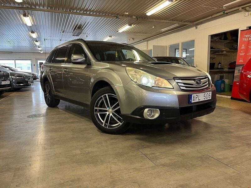Silver Begagnad 2010 Subaru Outback SUV | 59 900 kr (Marknadspris) - Bild 1/4