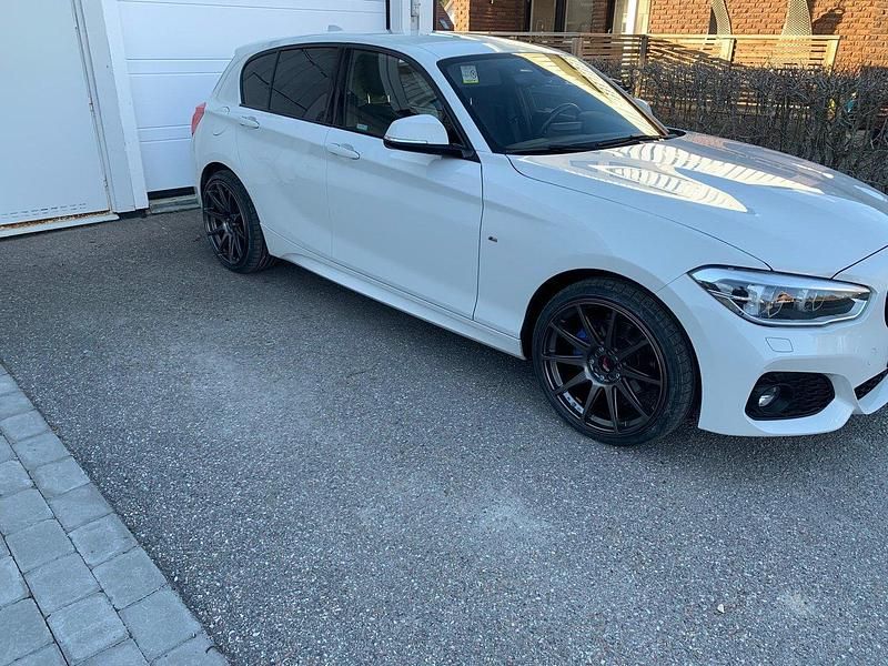Vit Begagnad 2017 BMW 118 M Sport Halvkombi | 145 000 kr (Marknadspris) - Bild 1/4