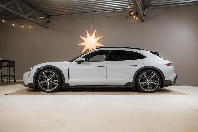 Ljusgrå Begagnad 2021 Porsche Taycan Cross Turismo Kombi | 695 000 kr (Marknadspris) - Bild 1/4