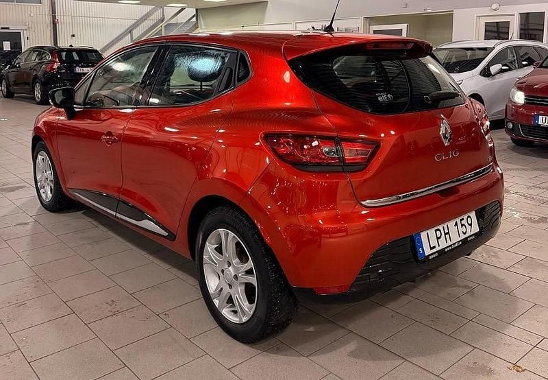 Begagnad Renault Clio IV 90 HK (66 kW) 2014 Röd Halvkombi