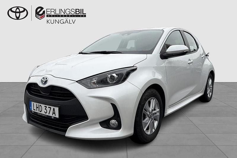 Vit Begagnad 2022 Toyota Yaris Hybrid Active Halvkombi | 214 900 kr (Marknadspris) - Bild 1/4