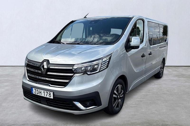 Grå Begagnad 2024 Renault Trafic Van | 569 900 kr - Bild 1/4