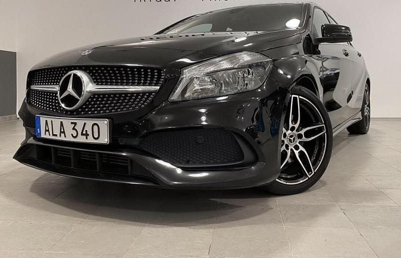 Svart Begagnad 2018 Mercedes A180 Style Halvkombi | 185 000 kr (Marknadspris) - Bild 1/4