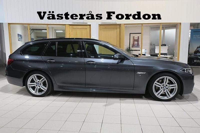 Grå Begagnad 2016 BMW 530 M Sport Kombi | 315 900 kr (Marknadspris) - Bild 1/4