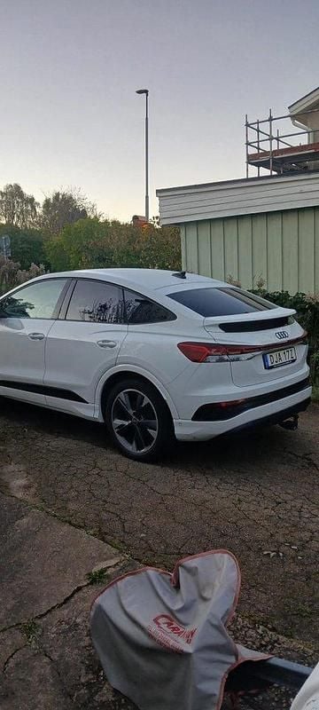 Vit Begagnad 2023 Audi Q4 Sportback e-tron Comfort SUV | 450 000 kr (Superpris) - Bild 1/4