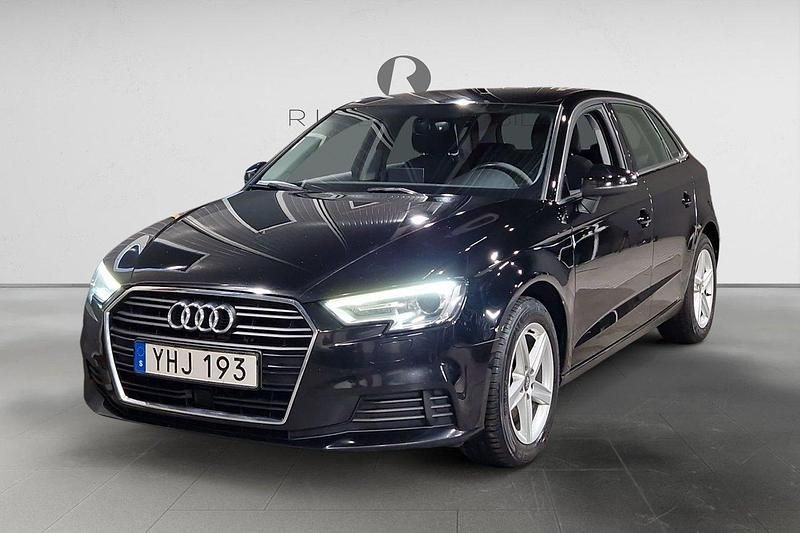 Svart Begagnad 2016 Audi A3 Sportback Comfort Halvkombi | 99 900 kr (Marknadspris) - Bild 1/3