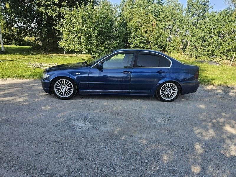 Blå Begagnad 2002 BMW 330 Sedan | 69 000 kr - Bild 1/1