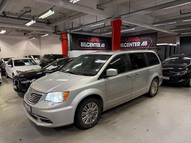 Silver metallic Begagnad 2011 Lancia Voyager Minibuss | 109 000 kr (Marknadspris) - Bild 1/4