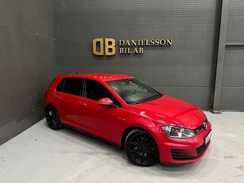 Röd Begagnad 2014 VW Golf VII GTI Halvkombi | 119 800 kr (Marknadspris) - Bild 1/4