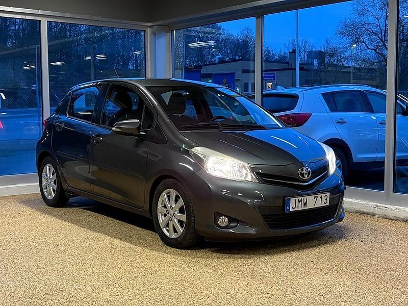 Grå Begagnad 2012 Toyota Yaris Active Halvkombi | 74 900 kr (Marknadspris) - Bild 1/4