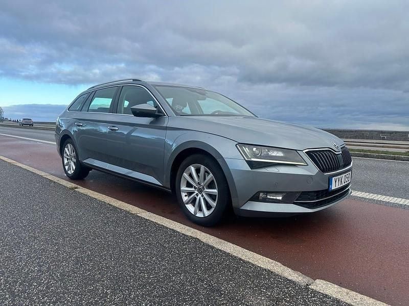 Metallak Begagnad 2016 Skoda Superb Kombi | 99 800 kr (Marknadspris) - Bild 1/4