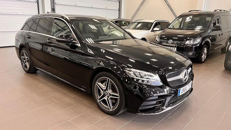 Svart (svartmetallic) Begagnad 2019 Mercedes C200 AMG Kombi | 319 900 kr (Dyr) - Bild 1/4