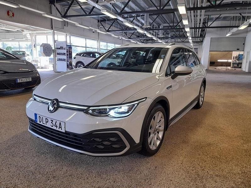 Vit (pure white) Begagnad 2022 VW Golf Alltrack Kombi | 329 900 kr (Marknadspris) - Bild 1/4