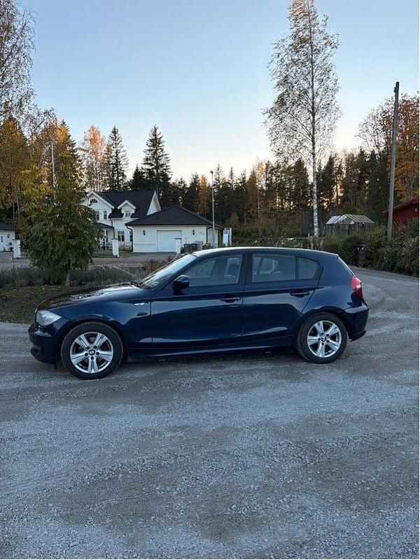 Blå Begagnad 2011 BMW 118 Advantage Halvkombi | 78 000 kr (Marknadspris) - Bild 1/4