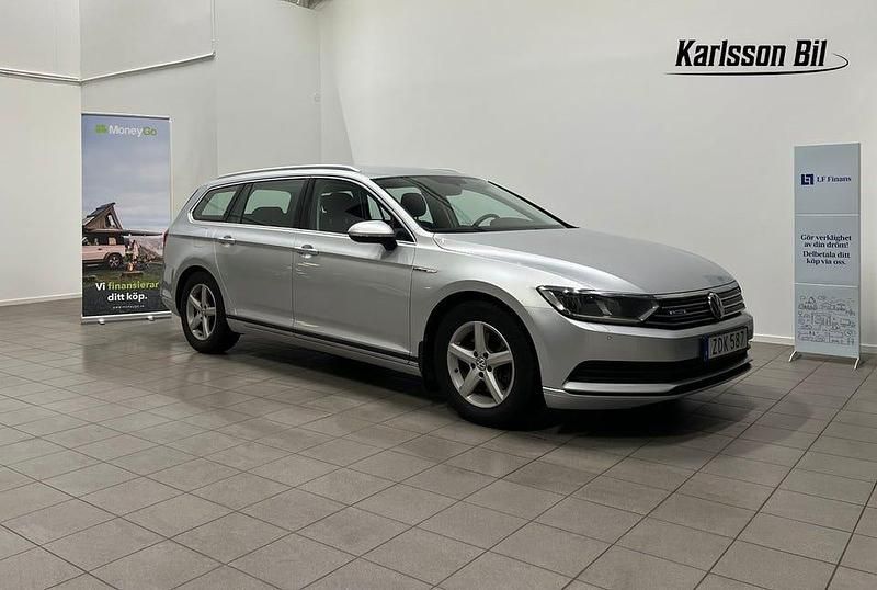 Silver Begagnad 2018 VW Passat Kombi | 164 900 kr (Superpris) - Bild 1/4