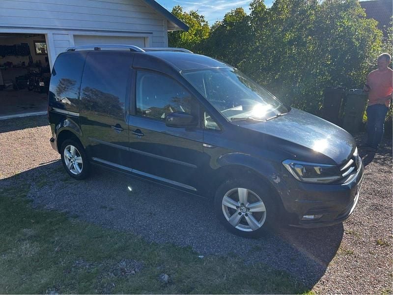 Blå Begagnad 2016 VW Caddy Minibuss | 130 000 kr (Marknadspris) - Bild 1/4