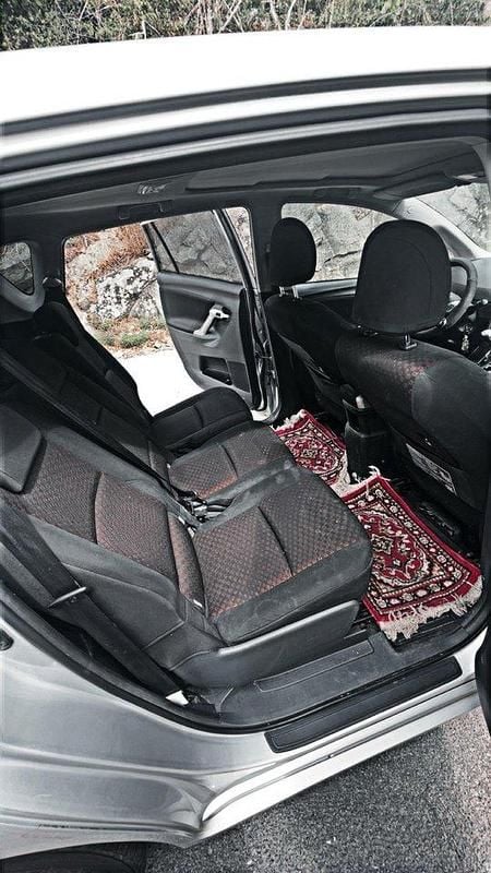 Silver Begagnad 2011 Toyota Verso Multidrive S Minibuss | 90 000 kr (Marknadspris) - Bild 1/4