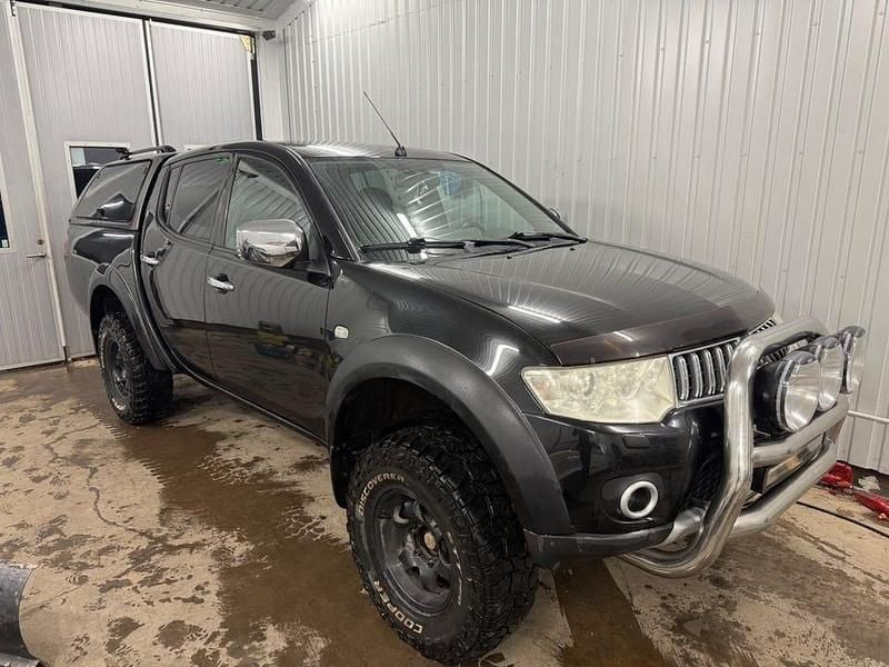 Svart Begagnad 2011 Mitsubishi L200 Pickup | 115 000 kr (Marknadspris) - Bild 1/4