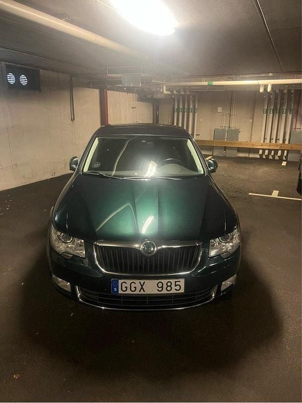 Grön Begagnad 2011 Skoda Superb Elegance Halvkombi | 55 000 kr (Bra pris) - Bild 1/4