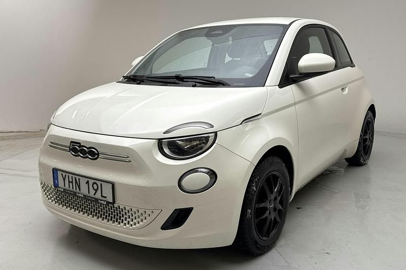 Vit Begagnad 2022 Fiat 500e | 129 000 kr - Bild 1/4