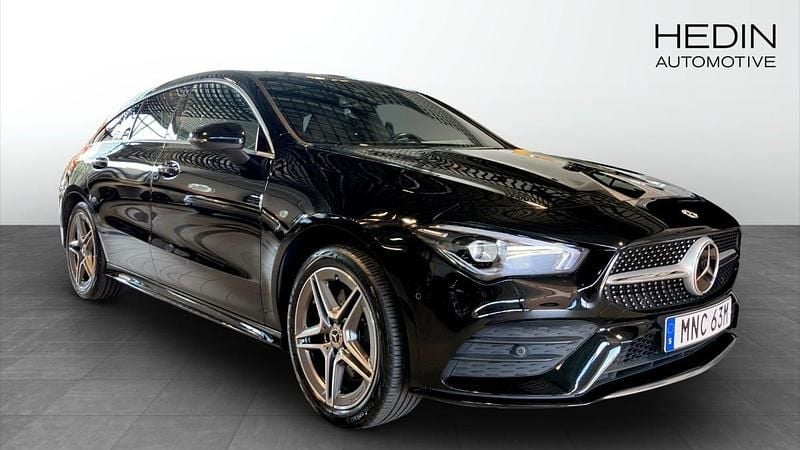 Svart (black) Begagnad 2022 Mercedes CLA250e Shooting Brake AMG Kombi | 339 900 kr (Bra pris) - Bild 1/4