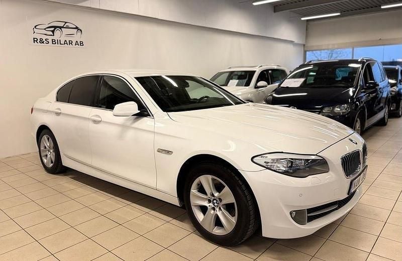 Vit Begagnad 2013 BMW 520 Sedan | 129 900 kr (Marknadspris) - Bild 1/4