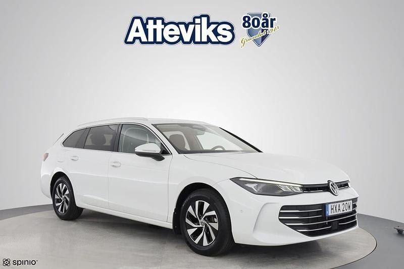 Vit Begagnad 2024 VW Passat Business Kombi | 354 900 kr (Marknadspris) - Bild 1/3