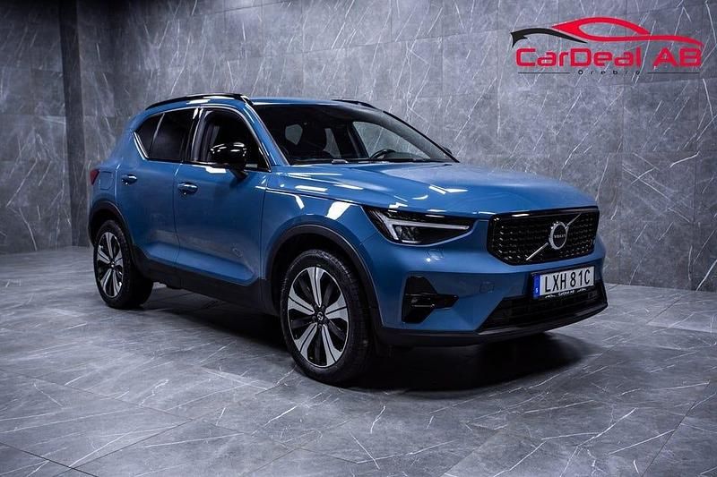 Blå Begagnad 2023 Volvo XC40 Plus SUV | 358 800 kr (Marknadspris) - Bild 1/4