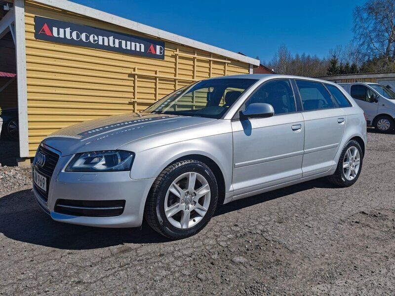 Silver Begagnad 2012 Audi A3 Sportback Attraction Halvkombi | 59 500 kr (Marknadspris) - Bild 1/4