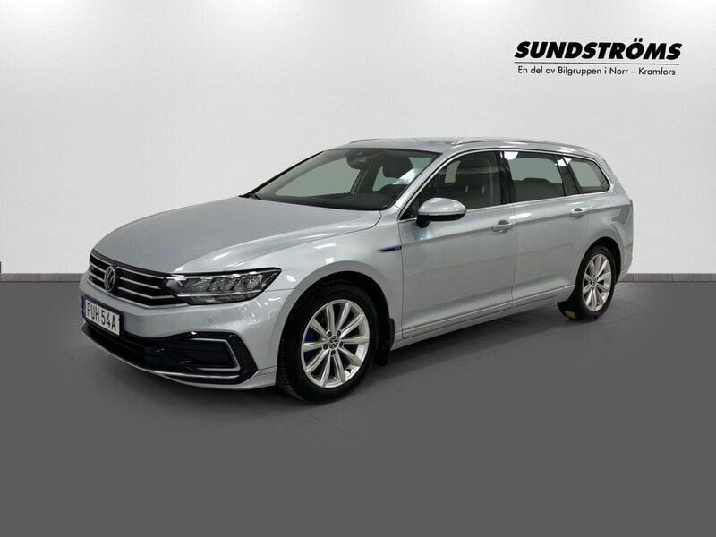 Silver Begagnad 2022 VW Passat GTE Kombi | 329 900 kr (Marknadspris) - Bild 1/3