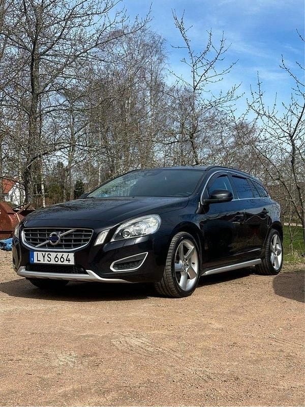 Svart Begagnad 2013 Volvo V60 Momentum Kombi | 65 000 kr (Lite dyr) - Bild 1/4
