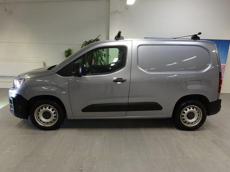 Grå Begagnad 2019 Peugeot Partner Minibuss | 159 900 kr (Marknadspris) - Bild 1/4