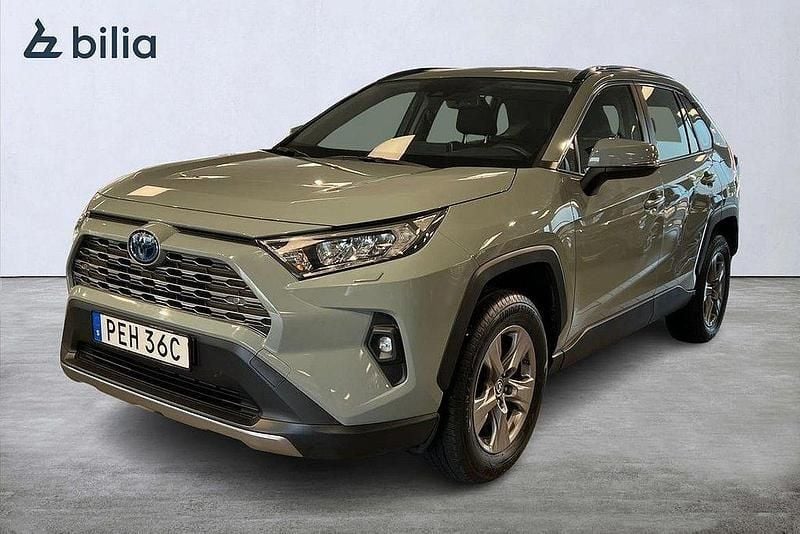 Grön Begagnad 2022 Toyota RAV4 Hybrid Active SUV | 374 800 kr (Marknadspris) - Bild 1/4
