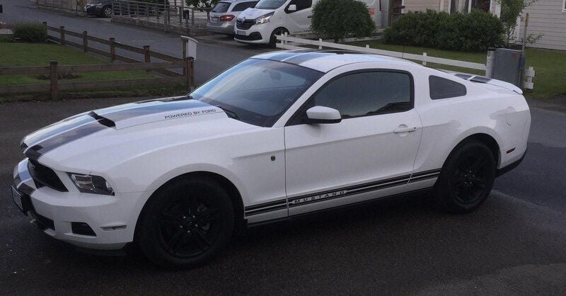 Vit Begagnad 2010 Ford Mustang Sportkupé | 130 000 kr (Superpris) - Bild 1/3