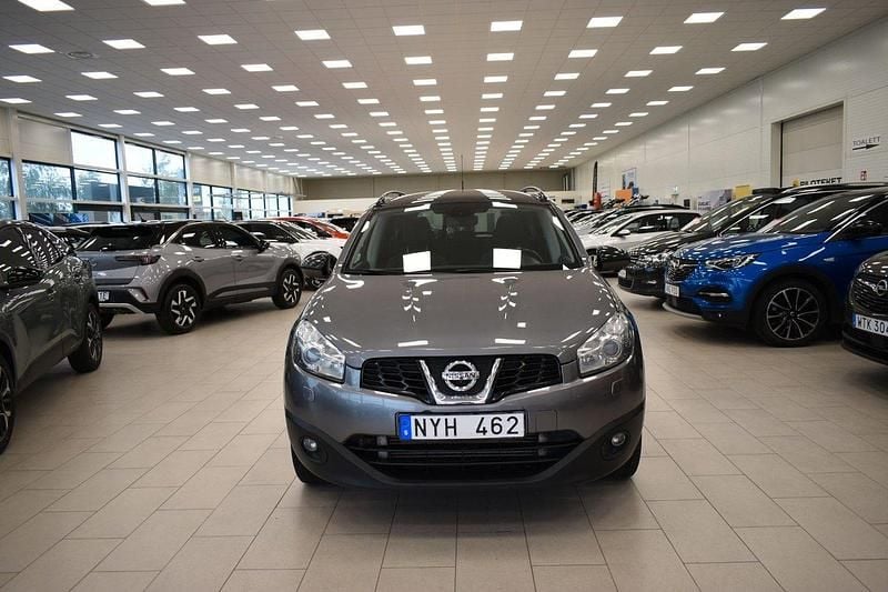 Grå Begagnad 2013 Nissan Qashqai +2 SUV | 109 900 kr (Dyr) - Bild 1/4