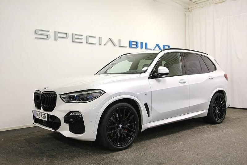 Mineralvit metallic Begagnad 2021 BMW X5 M Sport SUV | 679 000 kr (Lite dyr) - Bild 1/4