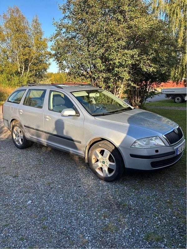 Silver Begagnad 2008 Skoda Octavia Kombi | 15 000 kr (Marknadspris) - Bild 1/3