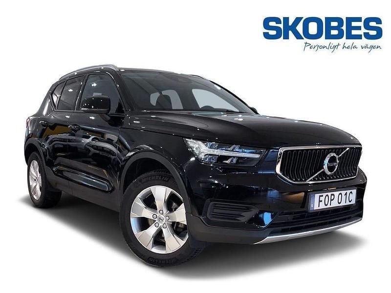 Svart Begagnad 2021 Volvo XC40 Momentum SUV | 284 500 kr (Marknadspris) - Bild 1/4