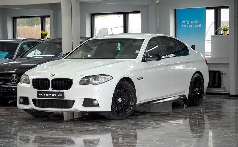 Vit Begagnad 2012 BMW 520 M Sport Sedan | 169 900 kr (Dyr) - Bild 1/4