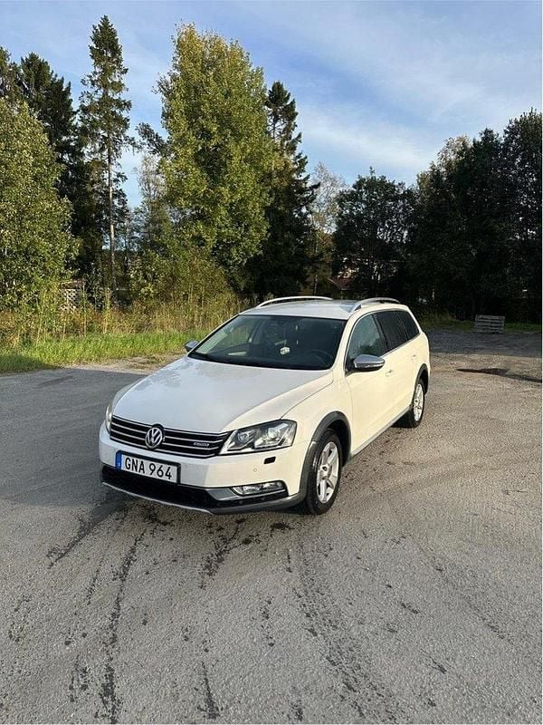 Vit Begagnad 2015 VW Passat Alltrack Kombi | 95 000 kr (Superpris) - Bild 1/4