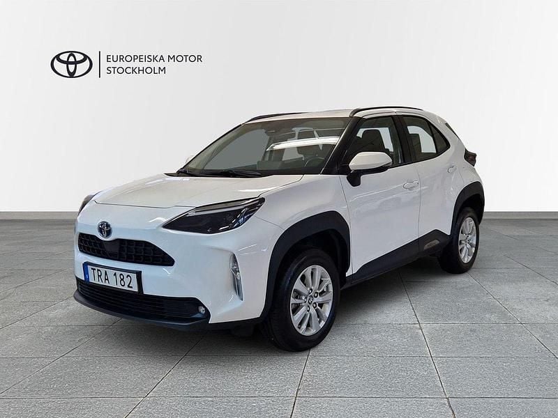 Vit Begagnad 2024 Toyota Yaris Cross Active SUV | 274 900 kr (Marknadspris) - Bild 1/4