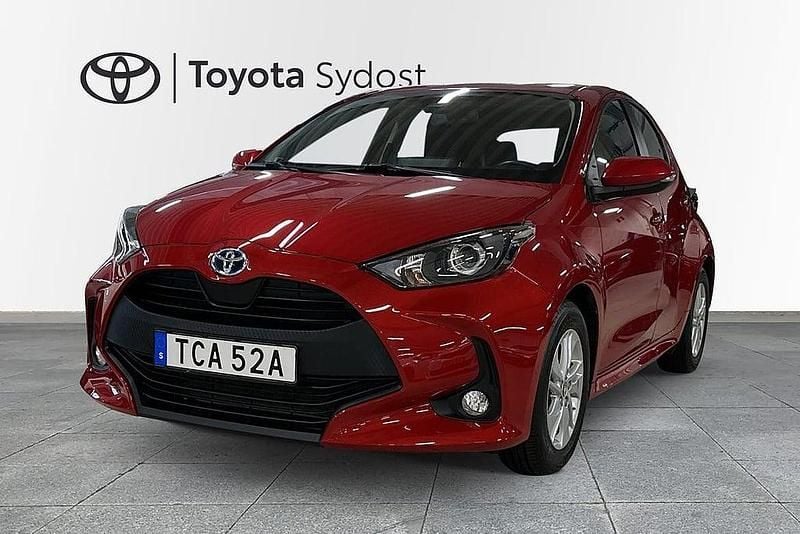 Röd Begagnad 2023 Toyota Yaris Hybrid Active Halvkombi | 219 000 kr (Marknadspris) - Bild 1/3