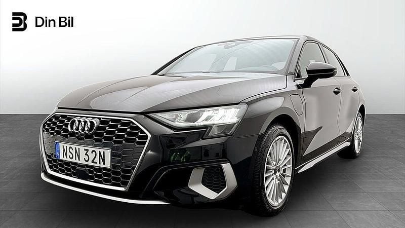 Svart Begagnad 2023 Audi A3 Sportback e-tron Advanced Halvkombi | 329 000 kr (Marknadspris) - Bild 1/4