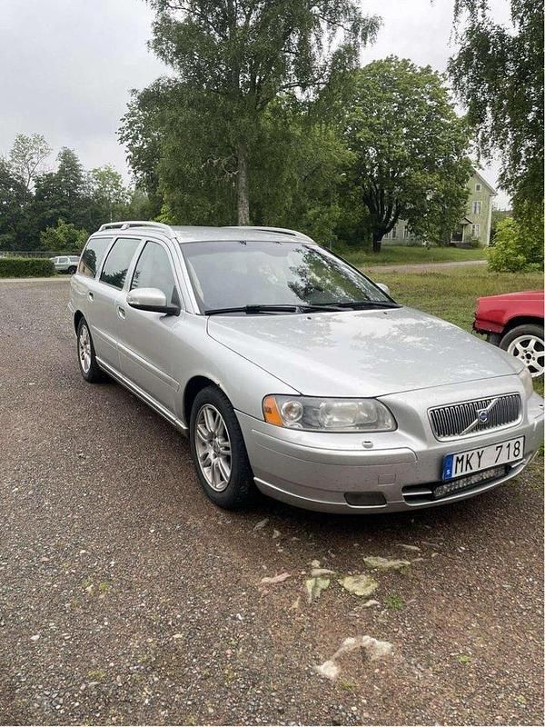 Grå Begagnad 2008 Volvo V70 Momentum Kombi | 38 000 kr (Lite dyr) - Bild 1/4