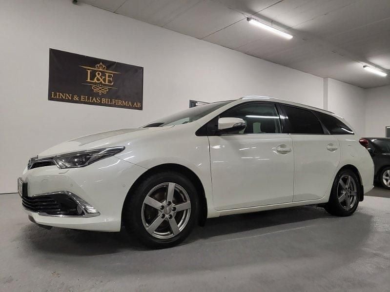 Vit Begagnad 2017 Toyota Auris Executive Kombi | 139 900 kr (Marknadspris) - Bild 1/4